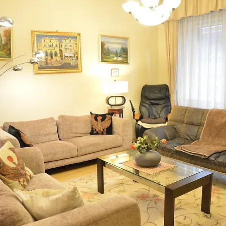 Classic Flat At Basilica Apartment *