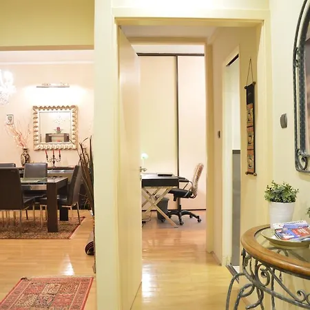 Classic Flat At Basilica Apartment *